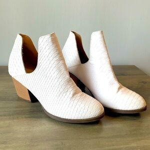 Abata white snakeskin texture ankle booties w/ chunky block heel size 10, EUC